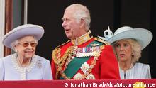 Königin Elizabeth II. (l-r), Charles, Prinz von Wales, und Camilla (l-r), Herzogin von Cornwall stehen auf dem Balkon des Buckingham Palastes am ersten Tag der Feierlichkeiten zum Platinjubiläum der Queen. am ersten von vier Tagen der Feierlichkeiten zum Platinjubiläum der Queen. In London beginnen die Feierlichkeiten zum 70. Thronjubiläum der britischen Königin. +++ dpa-Bildfunk +++