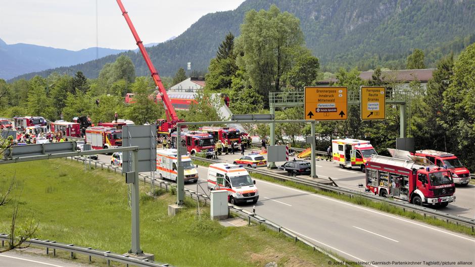 Mindestens drei Tote bei Zugunglück in Bayern