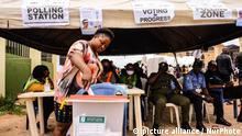 Nigeria l Wahlurne, Junge Wählerin gibt ihre Stimme ab