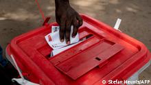 A man places his ballot paper in a ballot box at polling unit in Lagos on March 9, 2019. - Nigerians are voting for a second time in a fortnight in governorship and state assembly elections, with heightened concerns from observers of violence and an increased military presence. Elections for governors are being held in 29 of Nigeria's 36 states, for all state assemblies, plus the administrative councils in the Federal Capital Territory of Abuja. (Photo by STEFAN HEUNIS / AFP)