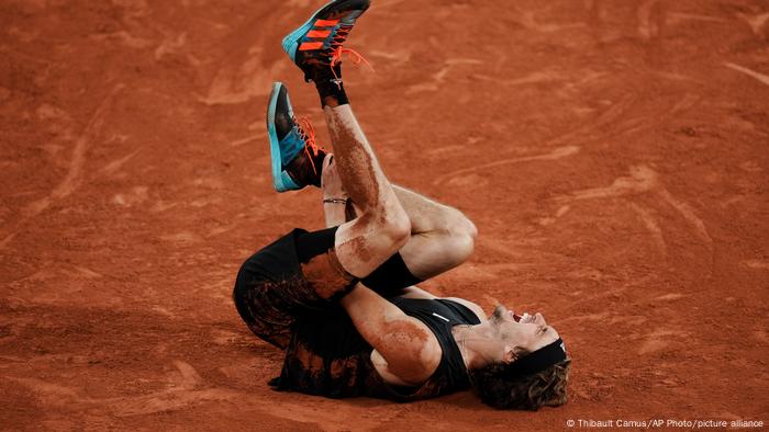 Der Moment, der für Alexander Zverev alles änderte: Im Halbfinale der French Open 2022 knickte der Deutsche um und verletzte sich schwer