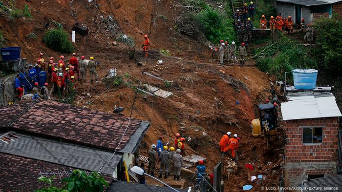 Des équipes de secours travaillent sur un site de glissement de terrain à Camaragibe, Pernambuco, Brésil, après de fortes pluies 