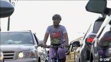 Cyclists brave Lagos' traffic nightmare Ort: Lagos, Nigeria Sendedatum 03.06.2022 Bildbeschreibung: 