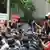 احتجاج ضد قرارات الرئيس التونسي قيس سعيد رفع فيه بعض المشاركين لافتات كتب عليها "هيئة الرئيس = هيئة التزوير"