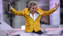 British singer and songwriter Rod Stewart performs on stage during the Platinum Party at Buckingham Palace on June 4, 2022 as part of Queen Elizabeth II's platinum jubilee celebrations. - Some 22,000 people and millions more at home are expected at a star-studded musical celebration for Queen Elizabeth II's historic Platinum Jubilee. (Photo by Alastair Grant / POOL / AFP)