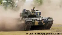 ARCHIV - 24.07.2020, Ungarn, Tata: Einer der neuen Panzer wird zur Demonstration bei der feierlichen �bergabe der ersten vier Panzer von Typ Leopard 2 A4 an die ungarische Armee gefahren. F�r die �bergabe von Panzern an die Ukraine soll der Nato-Partner Tschechien z�gig mit Leopard-2-Panzern aus Deutschland ausgestattet werden. �Die Auslieferung soll noch dieses Jahr beginnen und auch einen 30-Tage-Vorrat an 120 mm Munition umfassen�, teilte das deutsche Verteidigungsministerium den zust�ndigen Obleuten im Bundestag mit. (zu dpa: �Tschechien soll erste Leopard-Panzer noch in diesem Jahr erhalten�) Foto: Csaba Krizsan/MTI/AP/dpa +++ dpa-Bildfunk +++