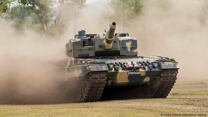 Tanque alemão Leopard 2, um dos itens da indústria bélica alemã que têm sido exportados à Ucrânia