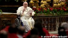 Papst Franziskus sitzt in einem Rollstuhl und predigt während der Pfingstmesse im Petersdom. +++ dpa-Bildfunk +++