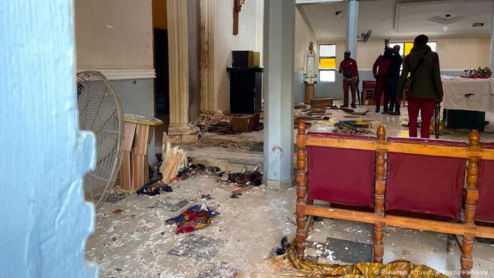 Blick in einen Gottesdienstraum mit Scherben und teilweise zerstörter Einrichtung