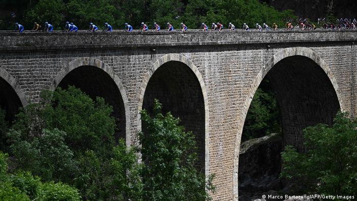 Trka oko Dofina kod francuskih Alpa vodi kroz predele koji oduzimaju dah. Traje osam dana i traži posebno bicikliste jake u brdskim ciljevima. Važi za glavnu pripremu za Tur de Frans.