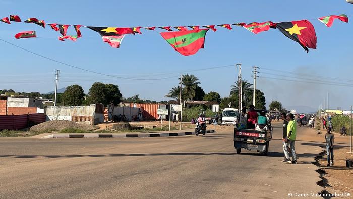 Angola l Politische intoleranz in Benguela l Fahnen, MPLA und UNITA
