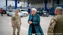 6.6.2022***
Claudia Roth (Bündnis 90/Die Grünen), Staatsministerin für Kultur und Medien, kommt auf dem Weg in die ukrainische Hafenstadt Odessa am Grenzübergang der Republik Moldau und der Ukraine in Palanca an. Sie ist das erste Regierungsmitglied, das die ukrainische Hafenstadt seit Beginn des Krieges von Russland gegen die Ukraine besucht. +++ dpa-Bildfunk +++