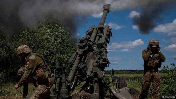 Soldados ucranianos disparan artillería contra las posiciones invasoras en el Donbás.