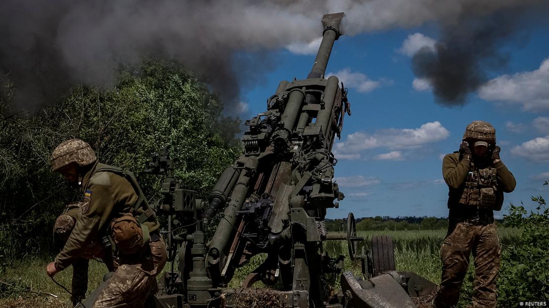 Haubica M777 na bojištu u Ukrajini u srpnju 2022., pored nje dva vojnika