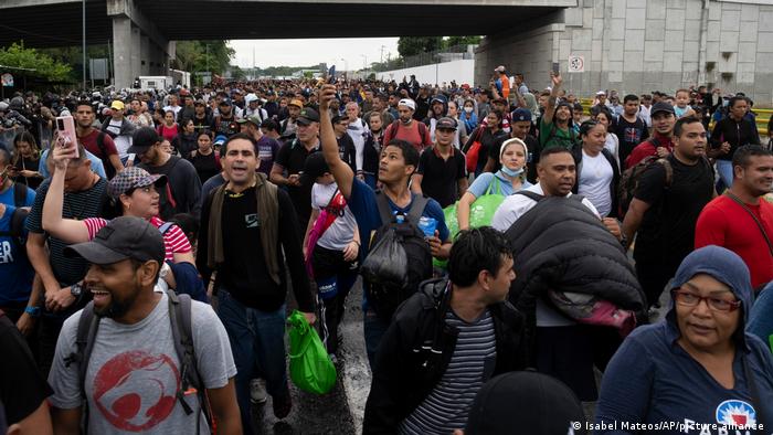 Mexiko | Migraten brechen in Tapachula zu Fuß Richtung Norden auf