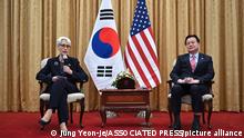7.6.2022, Seoul, Südkorea, U.S. Deputy Secretary of State Wendy Sherman, left, speaks to media after a meeting with South Korea's First Vice Foreign Minister Cho Hyun-dong at the Foreign Ministry in Seoul Tuesday, June 7, 2022. (Jung Yeon-je /Pool Photo via AP)