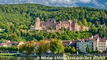 6.1.2021, Heidelberg, Deutschland, Heidelberg town with old Karl Theodor bridge and castle on Neckar river in Baden-Wurttemberg, Germany