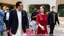 Annalena Baerbock (Bündnis 90/Die Grünen), Außenministerin, und Bilawal Bhutto-Zardari, Außenminister von Pakistan, treffen sich im pakistanischen Außenministerium zu einem Gespräch. Außenministerin Baerbock besucht diese Woche bei einer fünftägigen Reise die Länder Pakistan, Griechenland und Türkei. +++ dpa-Bildfunk +++