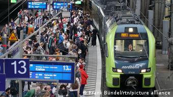 Τρένο στον σιδηροδρομικό σταθμό του Αμβούργου