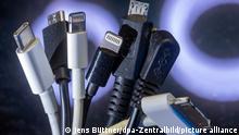 Ladekabel für unterschiedliche Handymodelle. Die EU-Kommission will eigenen Angaben zufolge einen neuen Vorstoß für einheitliche Ladegeräte unternehmen. Einheitliche Ladekabel sollen nicht nur Verbrauchern das Leben erleichtern, sondern auch den Elektronikschrott verringern. (zu dpa Eines für alle: EU-Parlament will einheitliche Ladetechnik) +++ dpa-Bildfunk +++