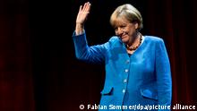 07.06.2022, Berlin: Die ehemalige Bundeskanzlerin Angela Merkel (CDU) winkt im Berliner Ensemble. Unter dem Motto ·Was also ist mein Land?· beantwortete sie Fragen des Journalisten und Autors Alexander Osang. Foto: Fabian Sommer/dpa +++ dpa-Bildfunk +++