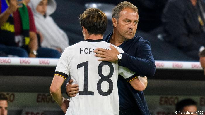 Hansi Flick, entrenador de Alemania felicita a Jonas Hofmann