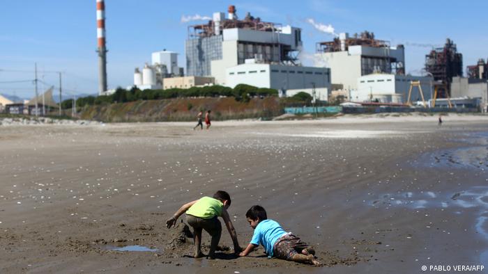 Niños juegan en la playa de Las Ventanas, junto a la termoeléctrica de AES, en Puchuncaví,en la región de Valparaíso.