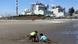 Niños juegan en la playa de Las Ventanas, junto a la termoeléctrica de AES, en Puchuncaví,en la región de Valparaíso. Niños juegan en la playa de Las Ventanas, junto a la termoeléctrica de AES, en Puchuncaví,en la región de Valparaíso.