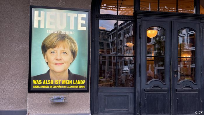 Plakat na ulazu u pozorište Berlinskog ansambla, na kojem je Angela Merkel