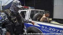 Ein Mann wird von Sicherheitskräfte festgenommen. Im Kampf gegen mächtige Jugendbanden hat das Parlament in El Salvador den Ausnahmezustand um 30 Tage verlängert.