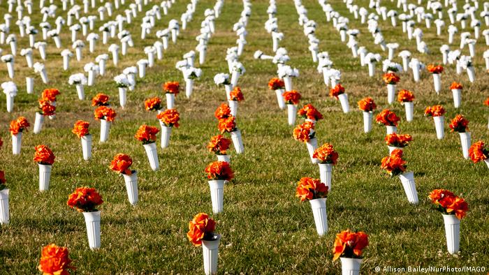 Zastrašujuća brojka: 45.222 buketa cveća – po jedan za svaku osobu ubijenu vatrenim oružjem u SAD 2020. Pritom crveni buketi predstavljaju povećanje broja ubistava u odnosu na 2019. Ovom akcijom u Vašingtonu organizacija Gifords poručuje da je toliki broj smrti rezultat političkih odluka.