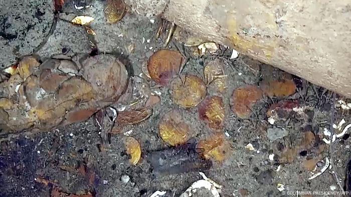 Monedas de oro en el galeón hundido.