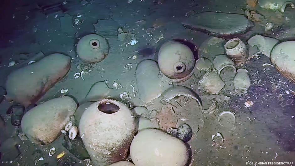 Tongefäße am Meeresgrund, beim Wrack der Galeone San José.