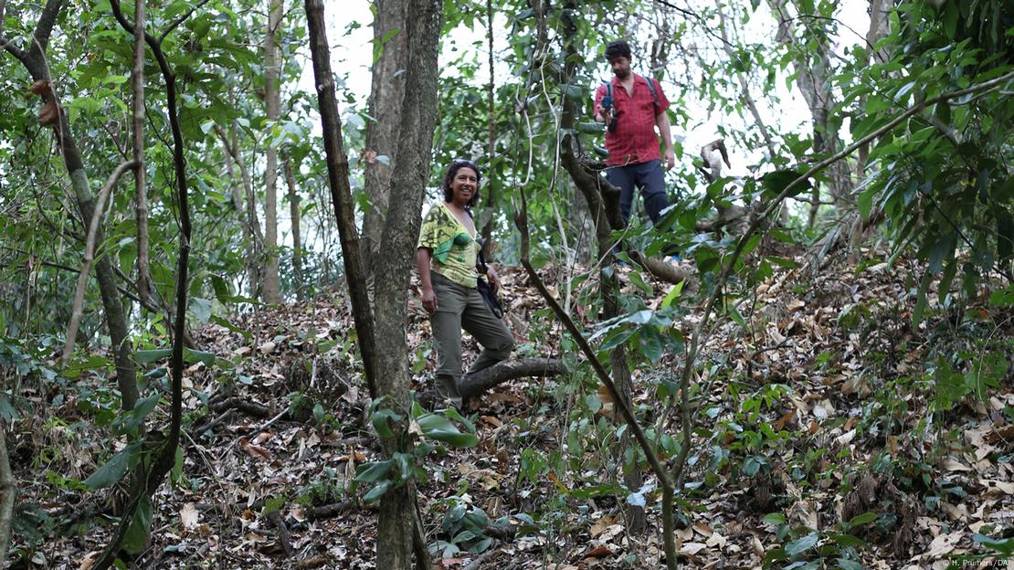 Duas pessoas numa floresta