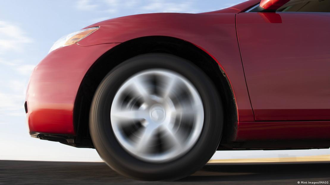 Queda un problema: los microplásticos, que se liberan al desgastarse los neumáticos de los coches, aún no se han prohibido.