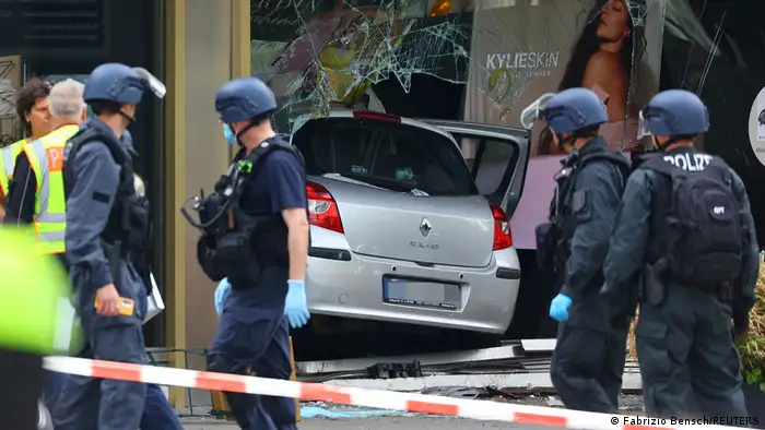 29岁的男子驾车汽车在柏林繁华街区冲撞人群，直到撞上一家商店的橱窗