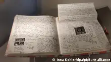 Eine Kopie von Anne Franks Tagebuch liegt in der Ausstellung «Alles über Anne» im Anne Frank Zentrum in Berlin. Bei einem Festakt in der Frankfurter Paulskirche wird an das Mädchen erinnert. (zu dpa «Anne Frank: Ein ganz besonderes Mädchen») +++ dpa-Bildfunk +++