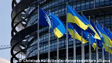 Außenansicht am Europäischen Parlament in Straßburg. Aus Solidarität mit den Menschen in der Ukraine sind abwechselnd EU-Flaggen und ukrainische Flaggen aufgezogen. Straßburg, 10.03.2022