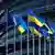 Флаги Украины и ЕС перед зданием Европарламента