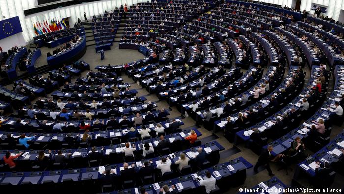 Blick von oben auf den gut besetzten Plenarsaal des EU-Parlaments