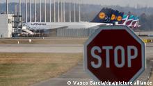 Stillgelegte Flugzeuge der Lufthansa (vorne) und der Lufthansa-Tochter Eurowings stehen auf dem Vorfeld am Flughafen München. Trotz der ungeklärten Situation bei Germanwings gibt es nun bei der Lufthansa-Tochter Eurowings eine Vereinbarung zum Kurzarbeitergeld für die rund 1100 Kabinenbeschäftigten. +++ dpa-Bildfunk +++