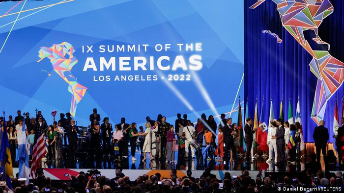Buntes Treiben auf der Bühne bei der Eröffnungsfeier zum neunten Amerika-Gipfel im Los Angeles
