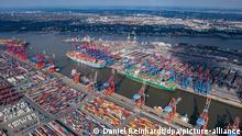 5.3.2022***
Das Luftbild zeigt zahlreiche Container auf dem HHLA-Container-Terminal Burchardkai (CTB) (r) und dem Containerterminal Eurogate (vorn l) im Hamburger Hafen. (Zu dpa: «Warnstreik der Hafenarbeiter - In Deutschen Seehäfen droht Stillstand») +++ dpa-Bildfunk +++