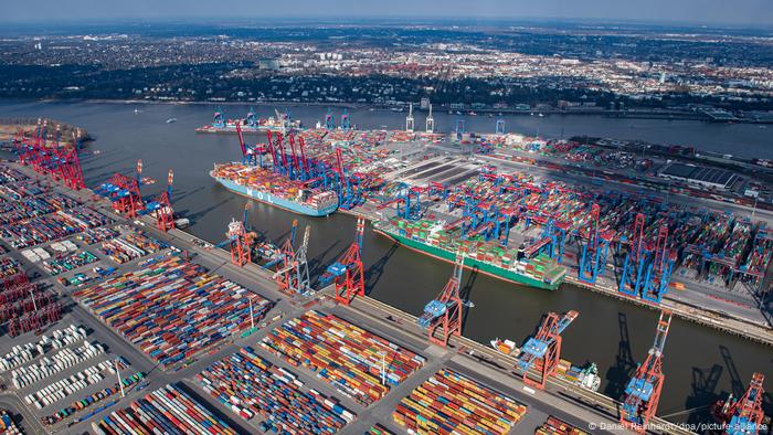 Containerterminals im Hamburger Hafen im März 2022