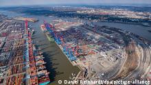 5.3.2022***
Das Luftbild zeigt zahlreiche Container auf den Containerterminals Eurogate (l) und dem Container Terminal Burchardkai (r) im Hamburger Hafen.