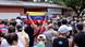 En señal de solicitud de ayuda un migrante levanta una bandera de Venezuela frente a la oficina de la Comisión Nacional de Derechos Humanos de Tapachula, México En señal de solicitud de ayuda un migrante levanta una bandera de Venezuela frente a la oficina de la Comisión Nacional de Derechos Humanos de Tapachula, México