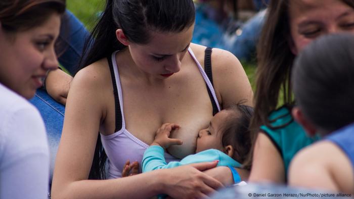 Bebé es amamantado en público en Bogotá, Colombia.