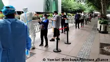 1.6.2022***
People line to take PCR test in Shanghai, China on June 1, 2022. The city practically lifted 2-month lockdown due to the spread of Coronavirus COVID-19 infections on the same day.( The Yomiuri Shimbun via AP Images )