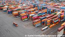 Грузовые контейнеры в порту Гамбурга