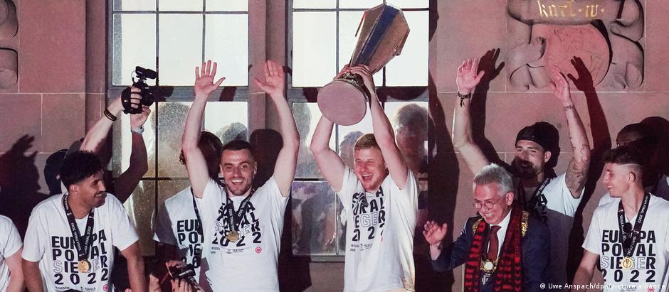 Martin Hinteregger ergue a taça da Liga Europa em Frankfurt, em maio de 2022